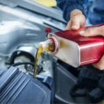 meccanico cambia olio all'auto